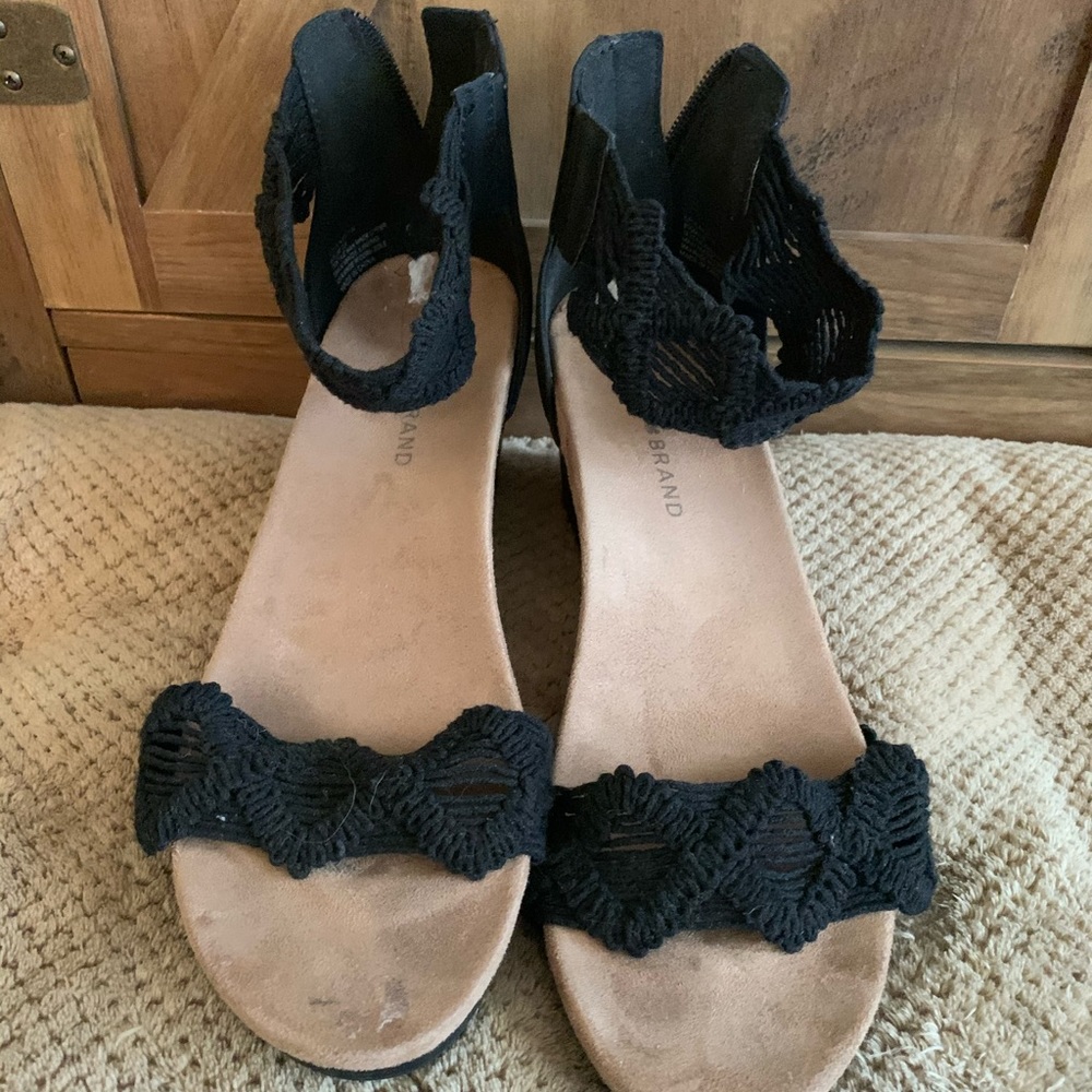 Wedge sandal.